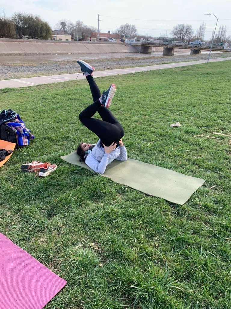 Mujer practicando Pilates al aire libre