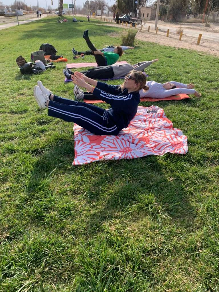 Grupo de mujeres en clase de Pilates exterior