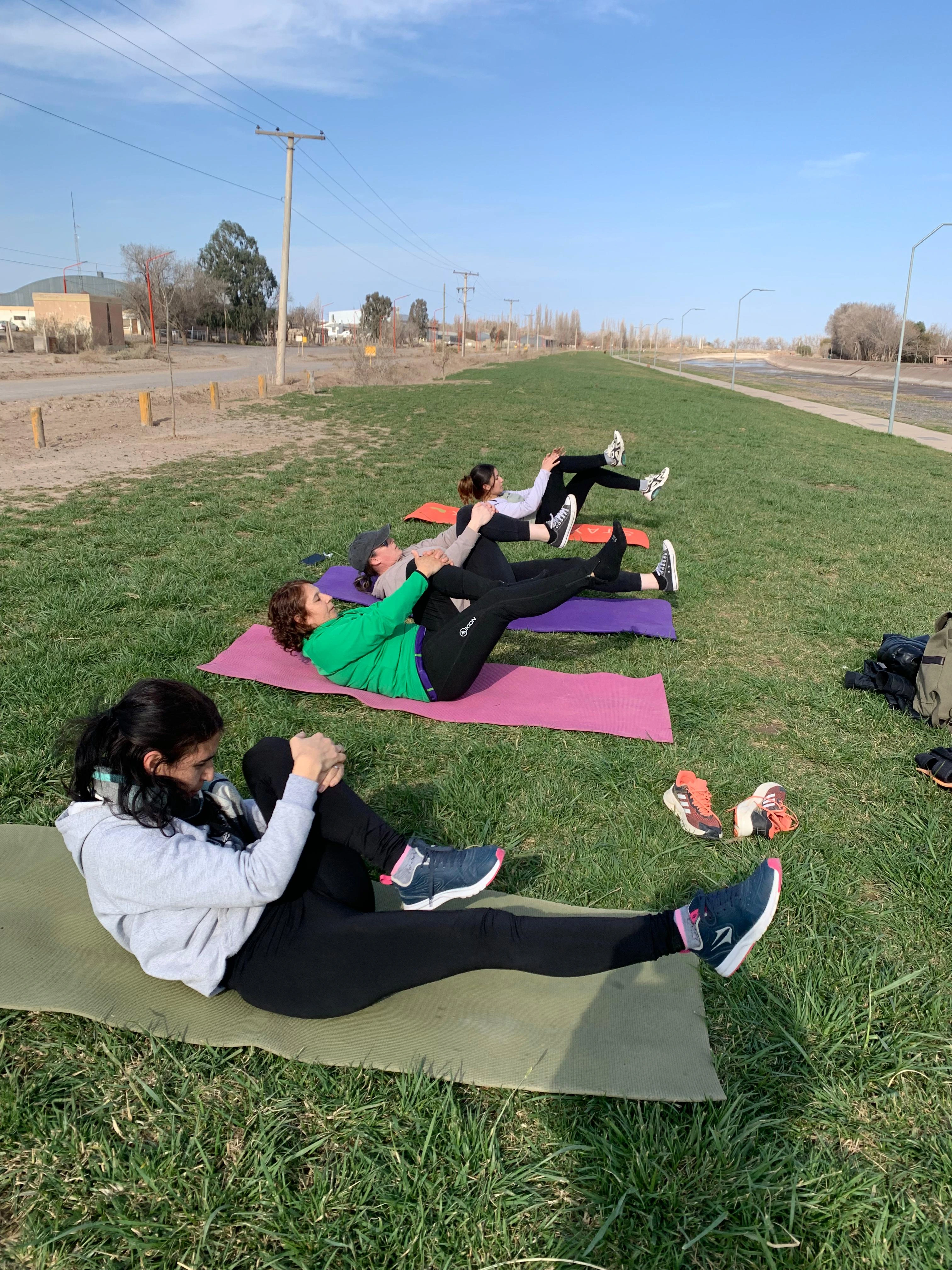 Alumna de Pilates en un mat al aire libre